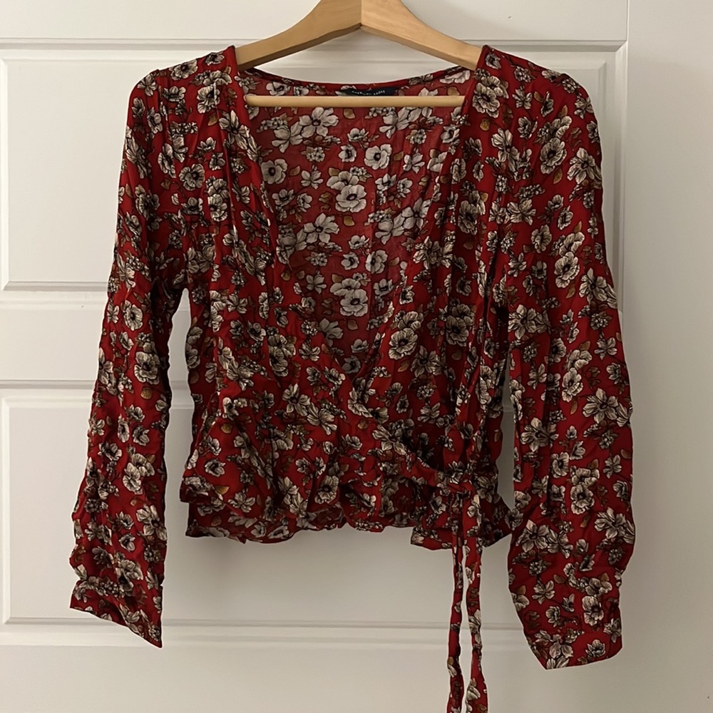 Wrap floral red American Eagle semi crop top